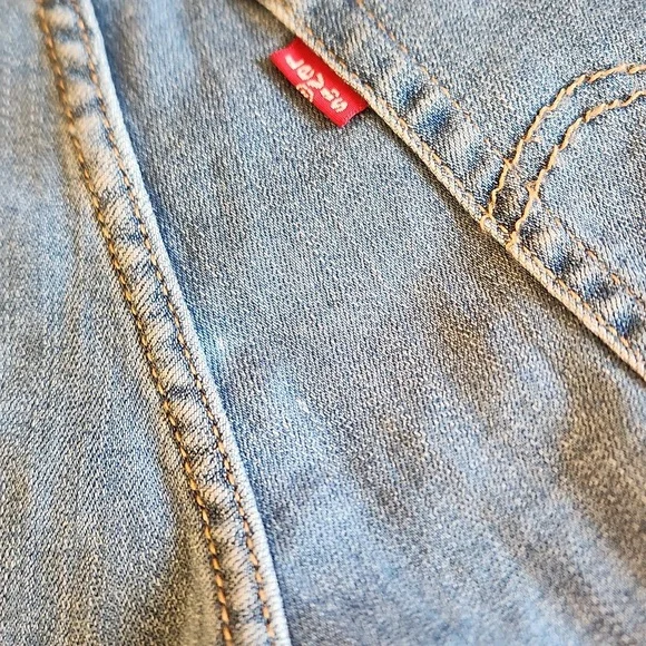 Levis's lightweight distressed jean shorts womans size 25 - Picture 9 of 11